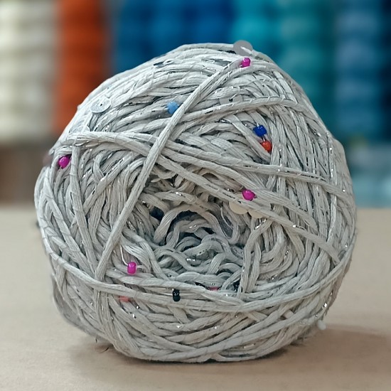 100 gr Sarma Payetli Simli Renkli Boncuklu El Örgü İpliği - Açık Gri Gümüş Pullu 